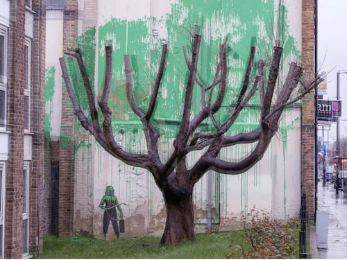 Banksy revive un árbol en su nueva obra callejera