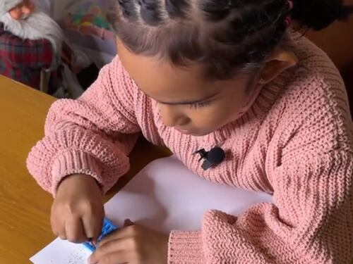 Niña con discapacidad visual escribe carta en braille a los Reyes Magos, en TikTok llueven elogios