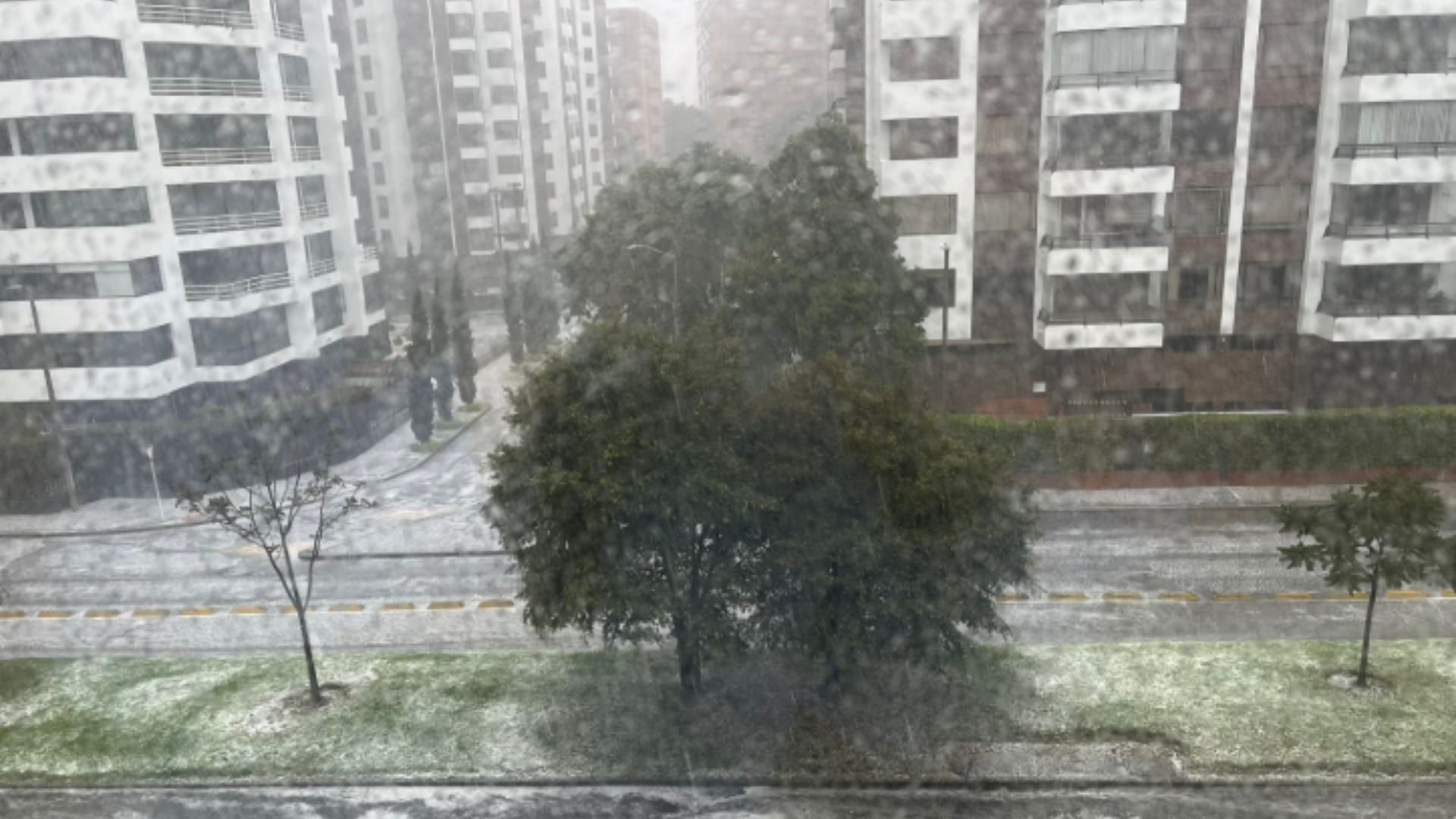 Fuerte aguacero con granizo cayó en Bogotá.