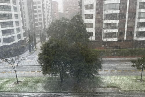 Impresionantes imágenes del aguacero con granizo que cayó en Bogotá: llueve en seis localidades