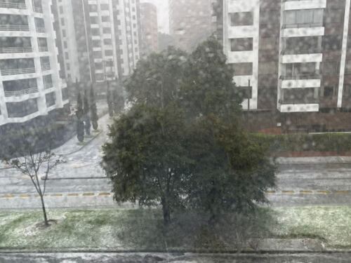 Impresionantes imágenes del aguacero con granizo que cayó en Bogotá: llueve en seis localidades