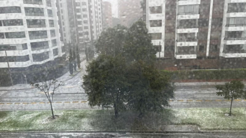 Impresionantes imágenes del aguacero con granizo que cayó en Bogotá: llueve en seis localidades