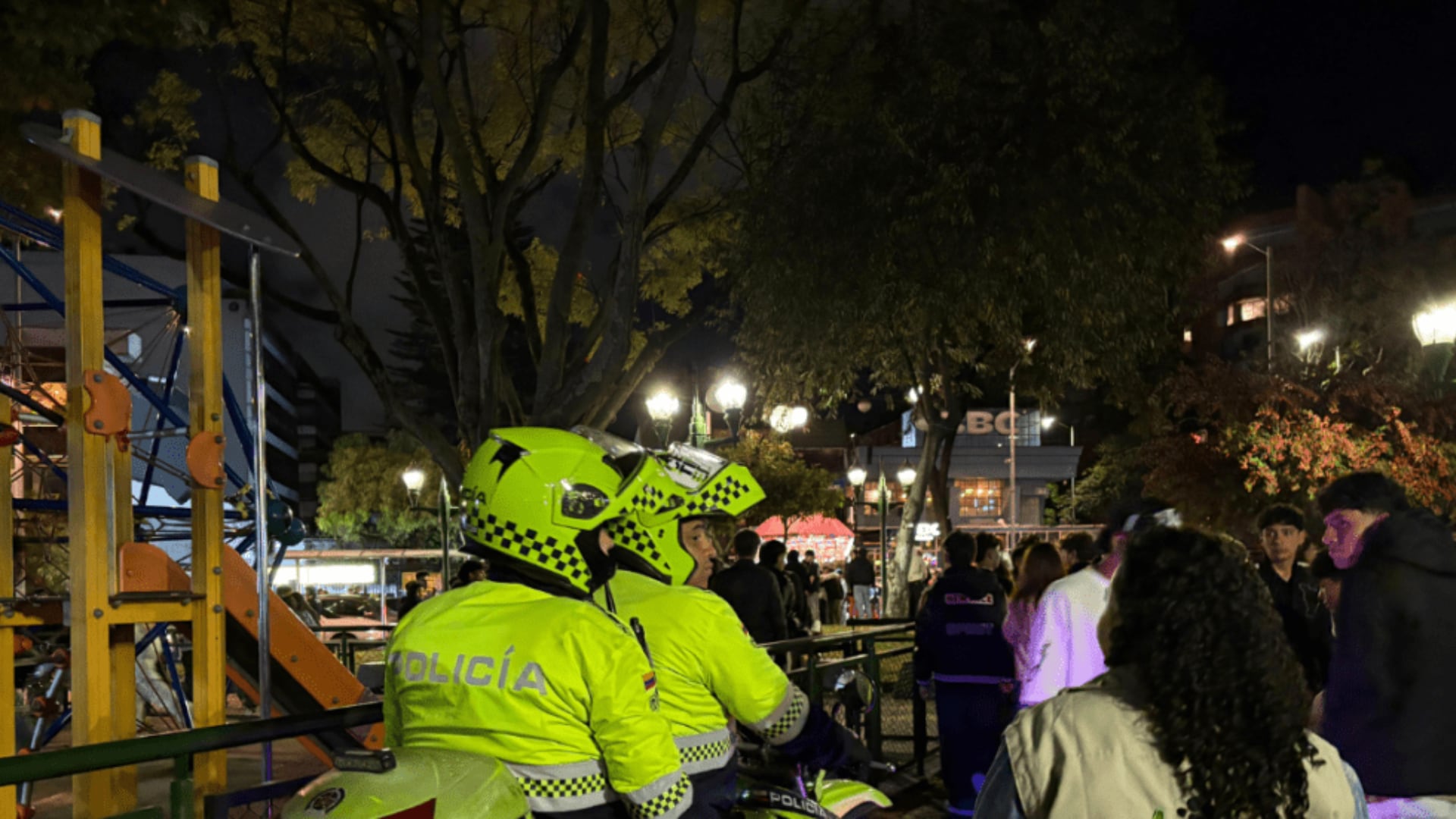 Policías en zonas de bares en Bogotá.