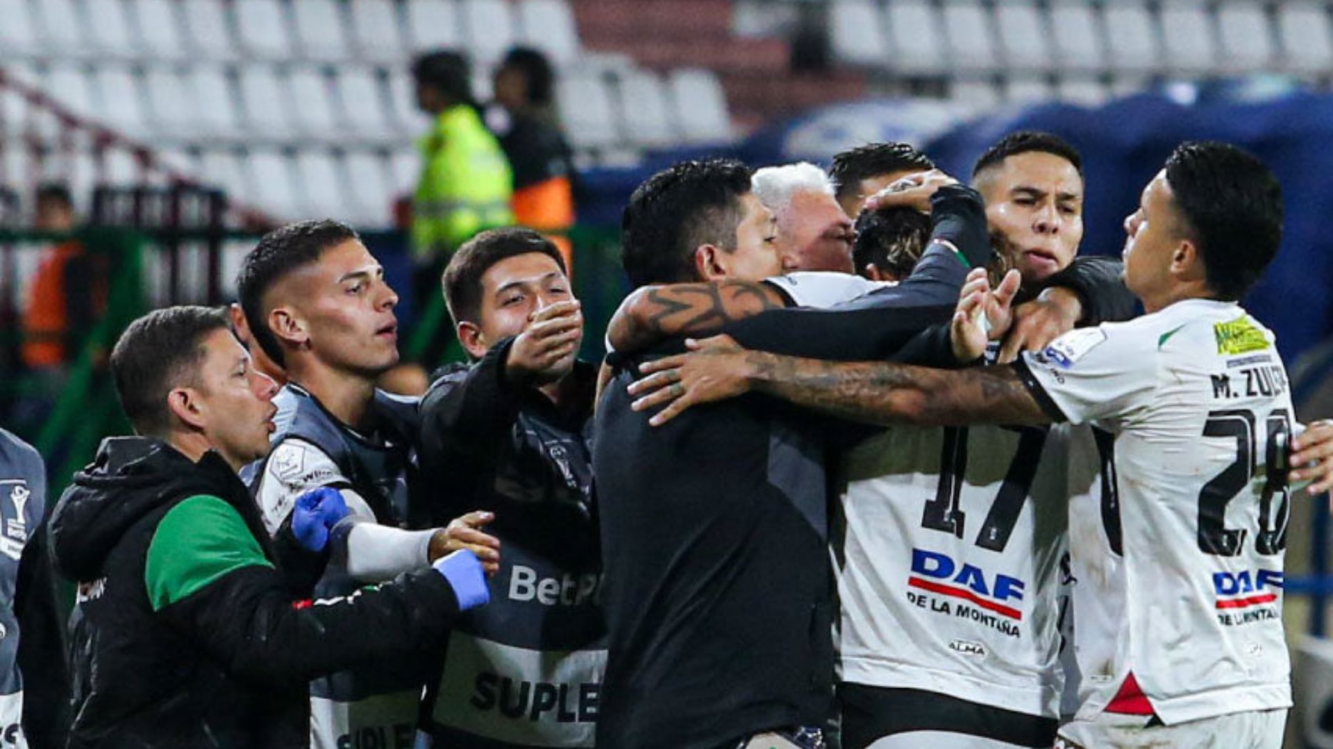 “Arriero ya no más”, Protestan los hinchas del Once Caldas que exigen la salida del su DT