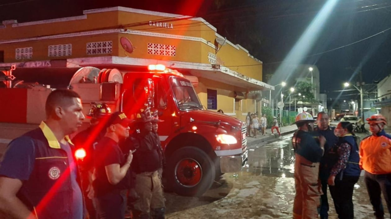 Incendio deja 16 policías heridos en Barranquilla.