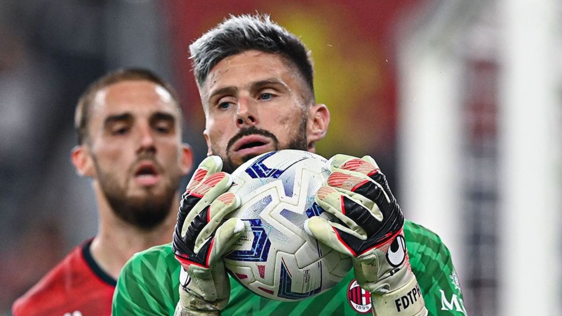 Olivier Giroud jugó como arquero en el AC Milan e hizo épica atajada en la última jugada del partido contra Genoa.