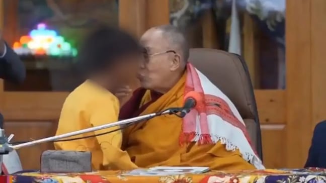 Dalái Lama en el momento que le pide  un  joven que le "chupe la lengua".