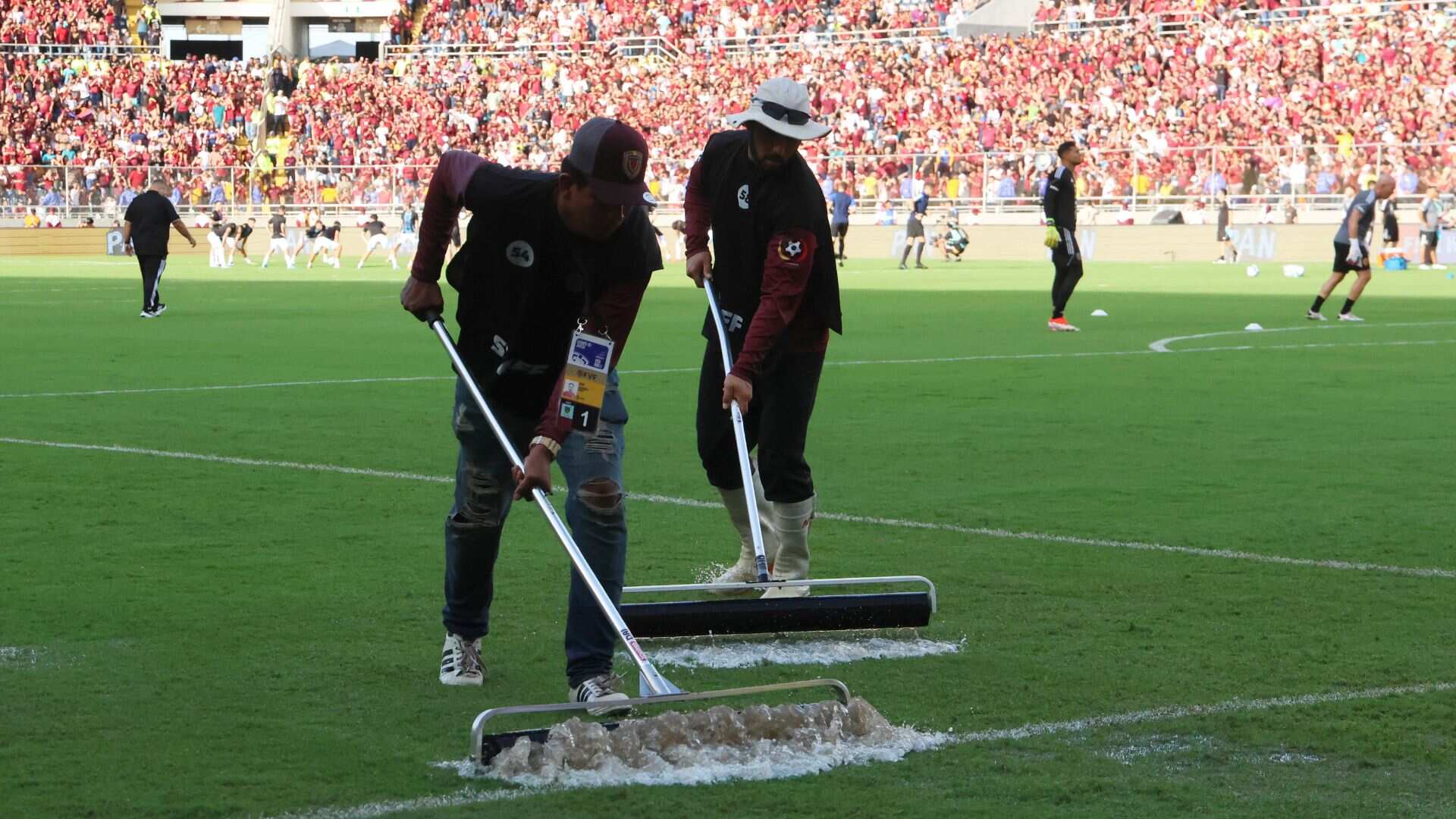 El partido de Venezuela vs Argentina no inició a la hora estimada debido a las fuertes lluvias