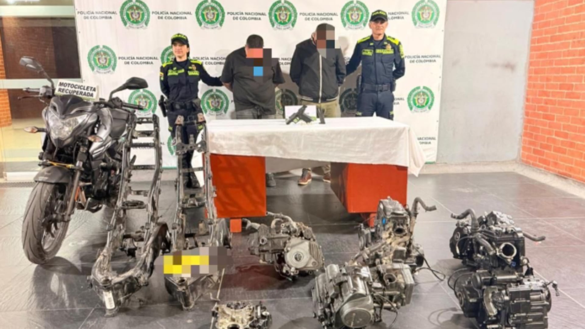 Allanamiento en 'desguazadero' de motos robadas en Bogotá.