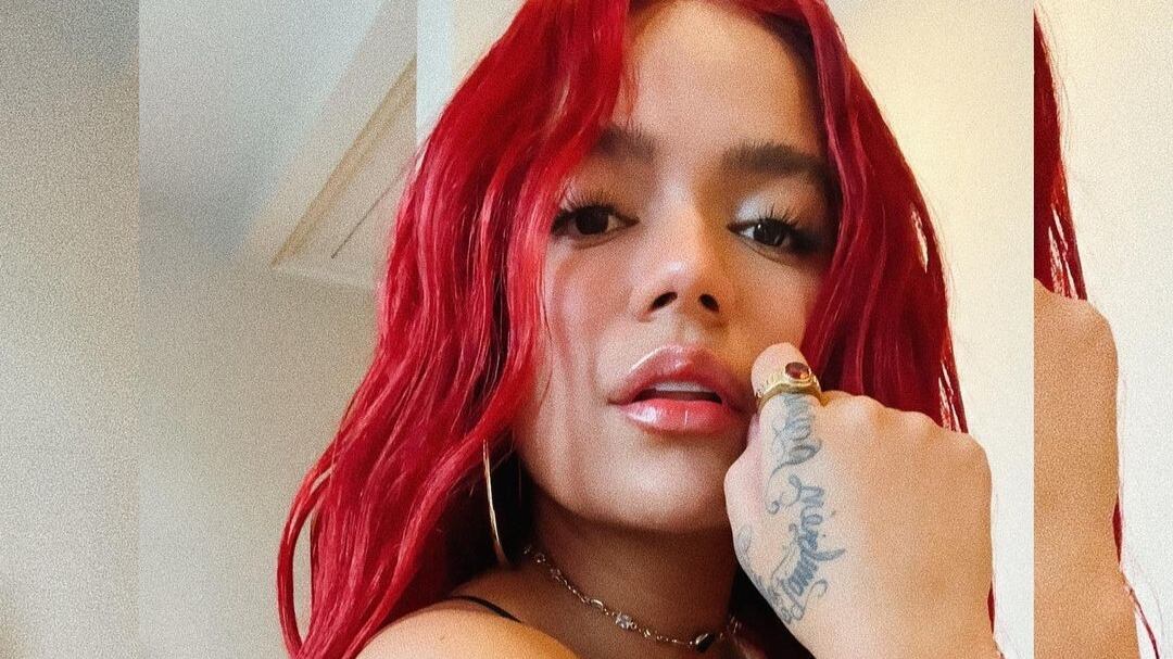 Todo sucedió cuando le lanzaron a Karol G un buzo en el escenario y que atajó de manera inmediata.