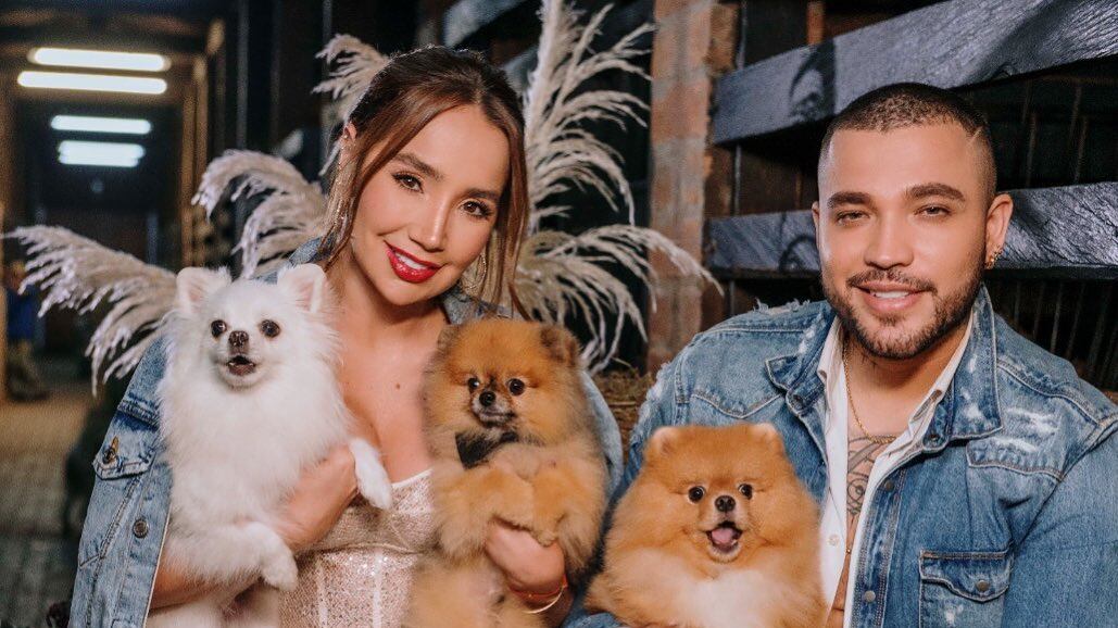 La cantante Paola Jara no escatima para hacer lucir a Turrón a su mejor estilo a la hora de vestir.