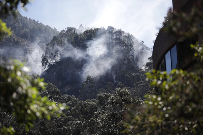 Bambi Bucket combate el incendio en los cerros orientales de Bogotá