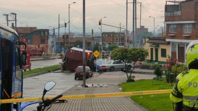 Accidente en Bogotá con camión cargado de soda cáustica
