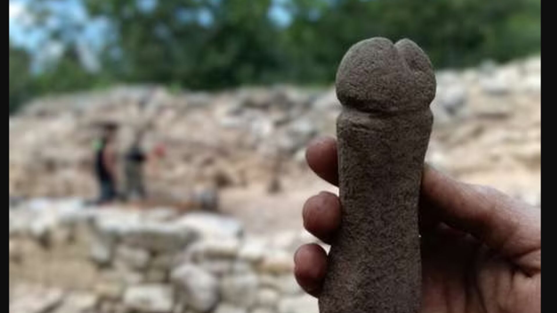 Pene de piedra perteneciente a la Edad Media--- Foto de: Árbore Arqueoloxía S. Coop.Galega
