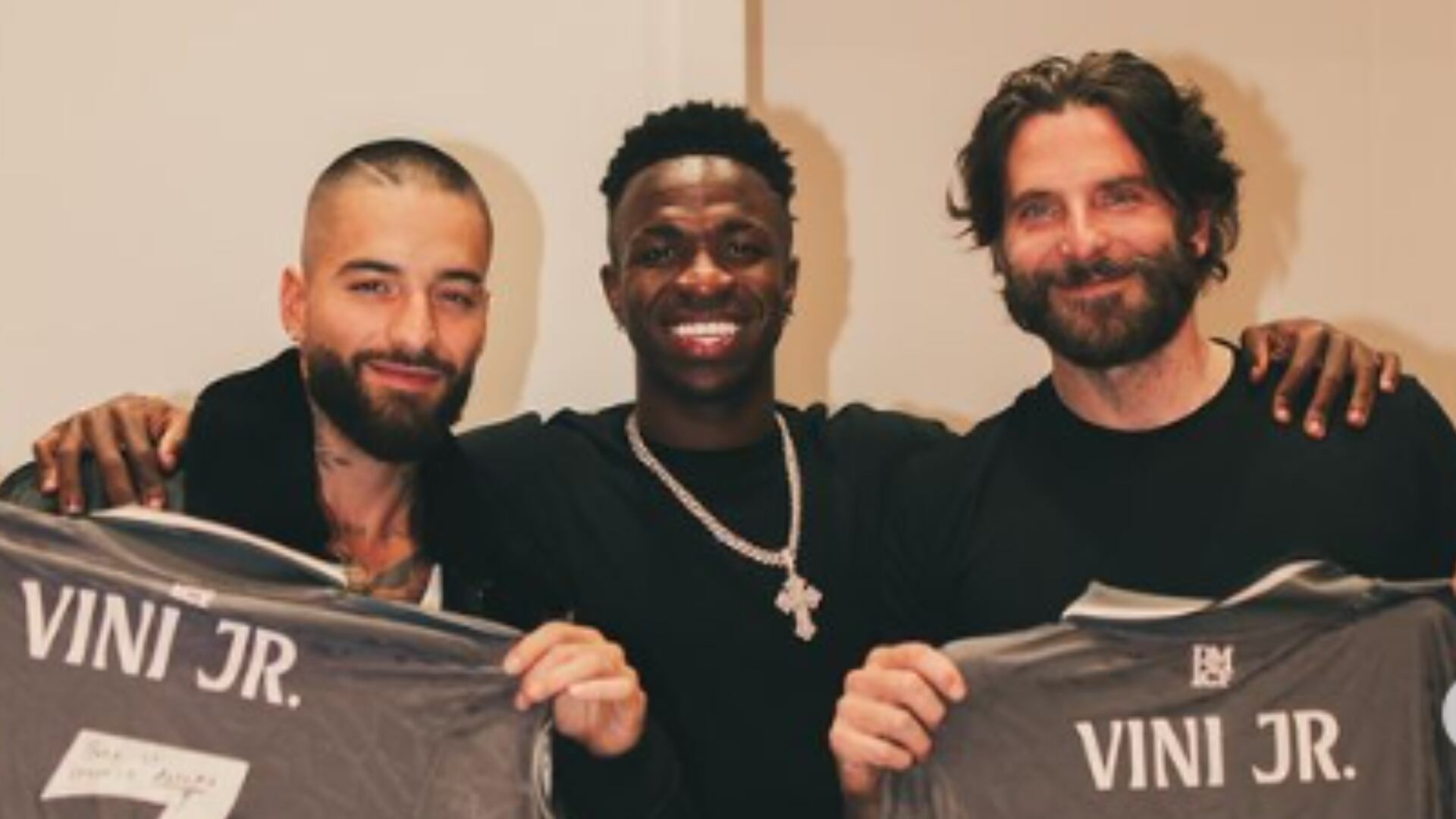 El cantante visitó al reconocido futbolista en su paso por España