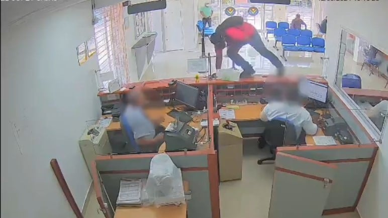 Foto del momento de un robo de banco realizado por un expolicía y banda criminal en la Costa Caribe.
