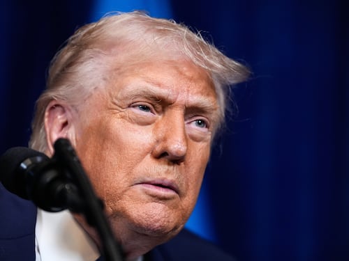 Trump confirma primer ataque terrestre en Venezuela: Afirma que operativo ‘golpeó’ un muelle en su lucha contra las drogas