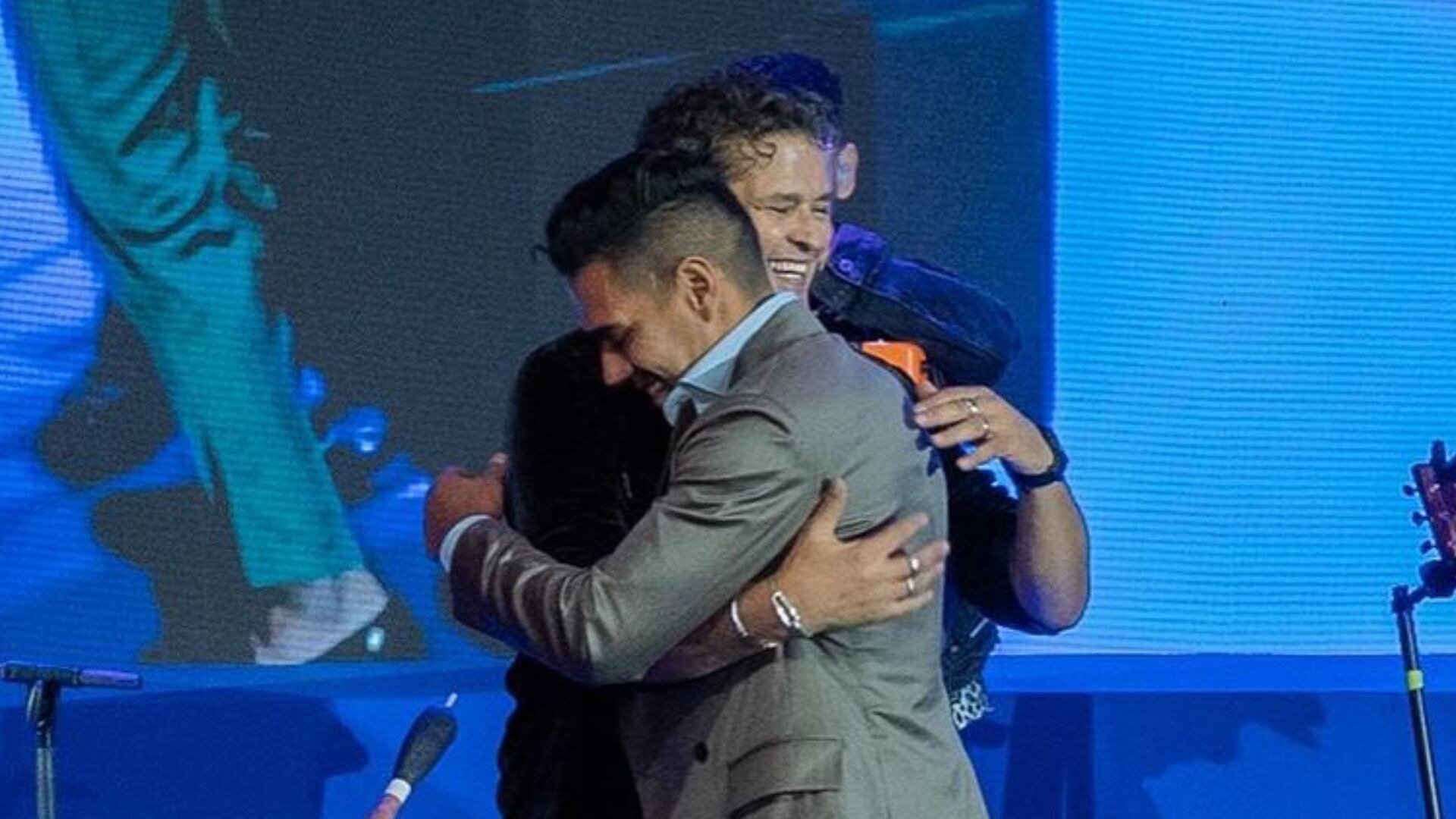 Radamel Falcao elogió a Carlos Vives con épico discurso sobre ser colombiano en otro país.