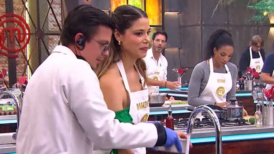 Alejo Estrada corrió desde su estación a revisar a Dominica Duque, pero minutos más tarde tuvo que ser retirada de MasterChef Colombia