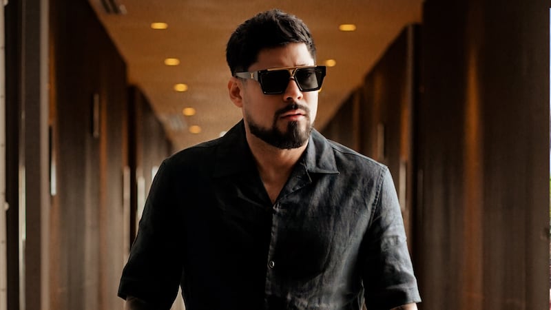 Lowe León regresa con nuevo álbum y habla de su proceso personal tras atravesar fuertes polémicas