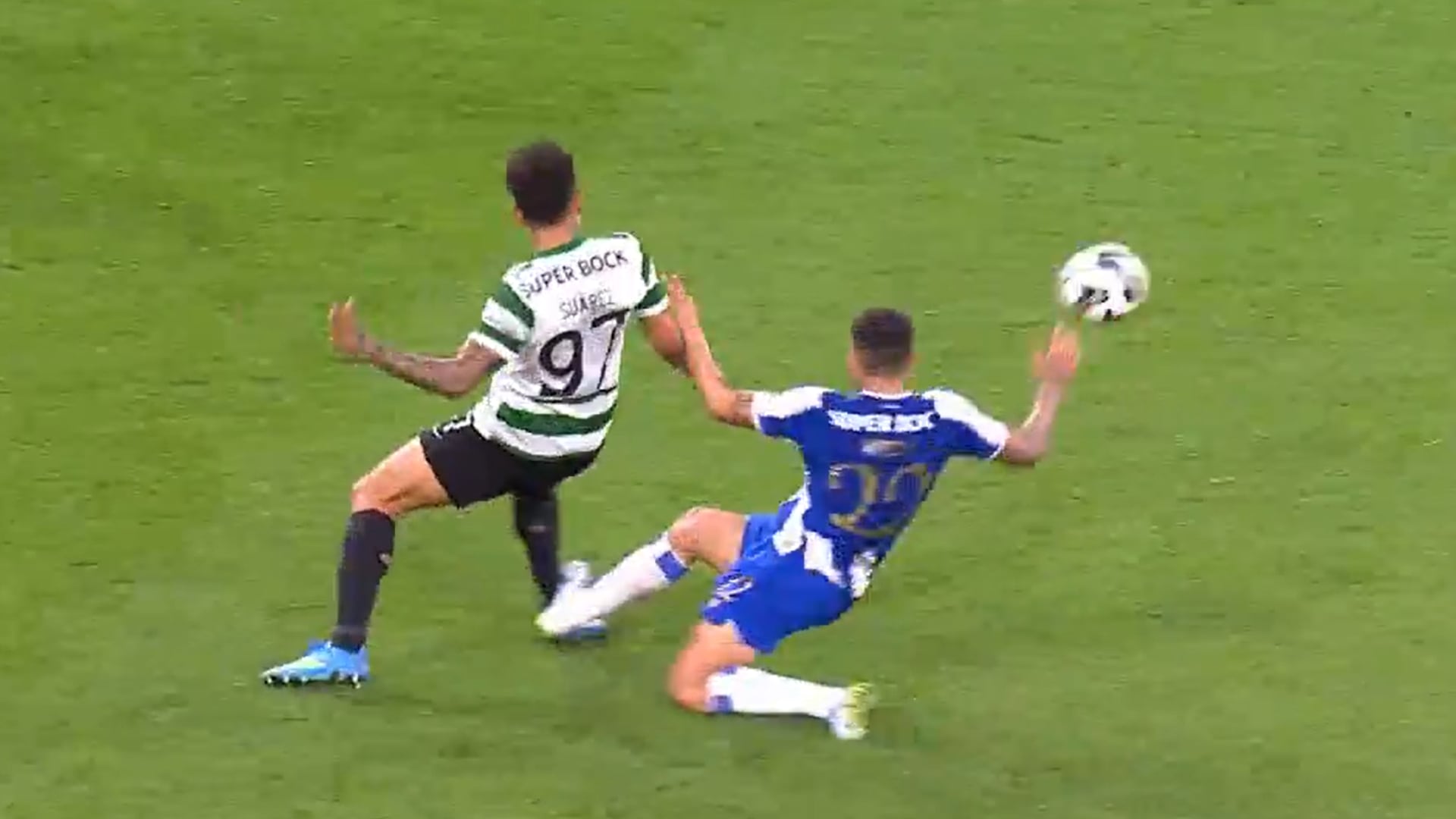 Patada de Alan Varela a Luis Suárez - Foto: Captura de pantalla de la transmisión oficial el 23 de abril del 2026