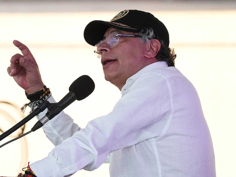 “Mucha gente que anda con armas se le olvidó el amor”: Petro nuevamente le propone al ELN hacer la paz