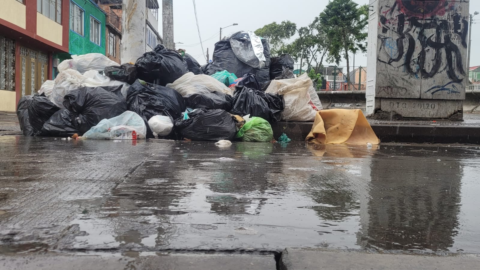 Bogotá produce más de 9.000 toneladas de residuos al día y sólo aprovecha el 17%.