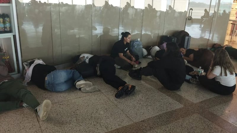 Pasajeros colombianos que iban a Madrid llevan casi un día varados en Caracas tras falla técnica en vuelo de Plus Ultra
