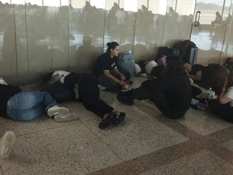 Pasajeros colombianos que iban a Madrid llevan casi un día varados en Caracas tras falla técnica en vuelo de Plus Ultra