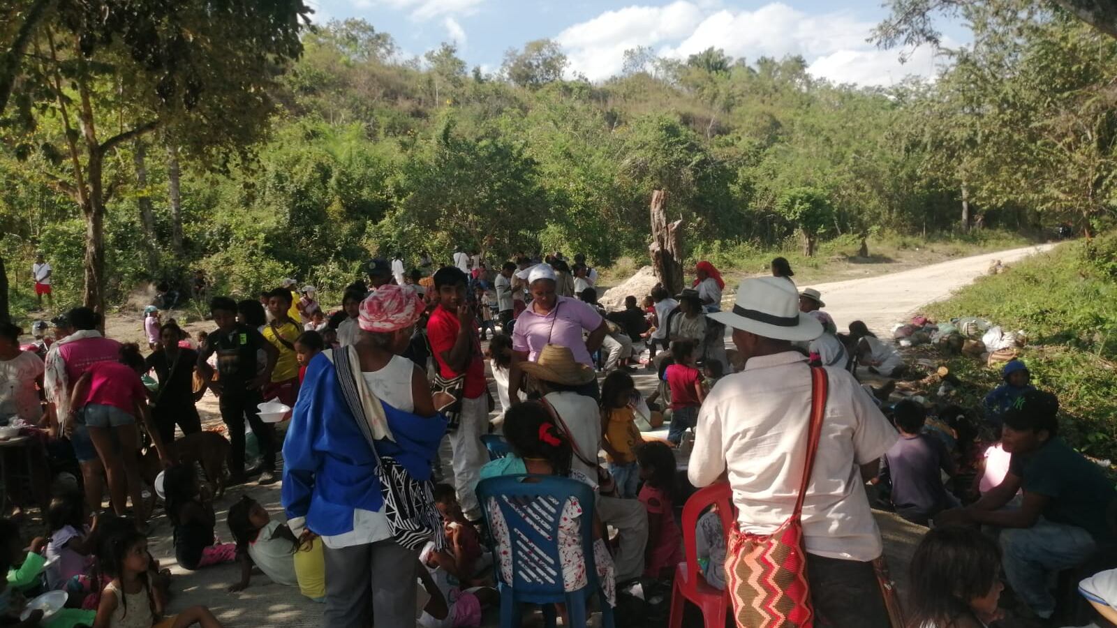 Desplazados del pueblo indígena Wiwa llegan a Riohacha.