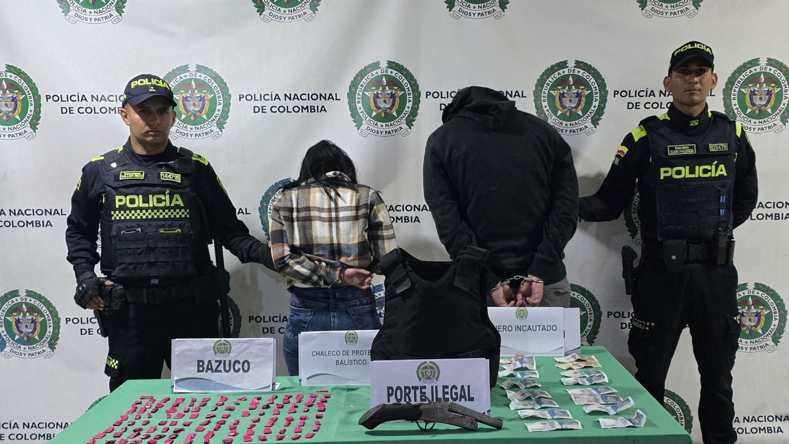 Policía de Bogotá capturó a un delincuente con brazalete del Inpec, escopeta y chaleco balístico.