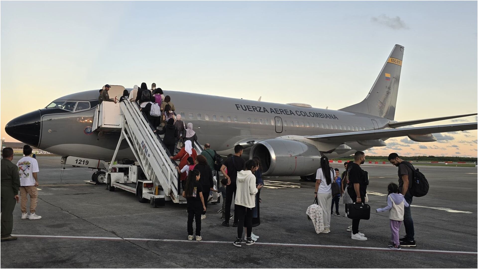 Segundo vuelo humanitario a Líbano: canciller Luis Murillo anuncia ayudas para colombianos en Medio Oriente (Fuerza Aérea Colombiana)