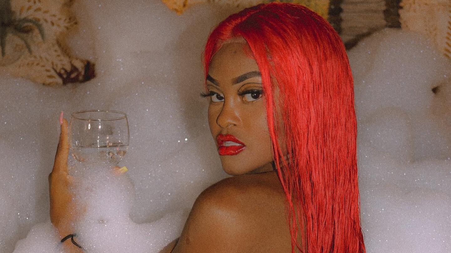 Lajesu compartió un pequeño extracto de un concierto de Karol G en Cali en la que menciona su color de cabello rojo y no azul.