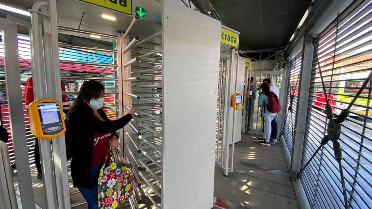 Así funcionan los nuevo torniquetes anticolados en TransMilenio, ¿cuántos más instalarán?