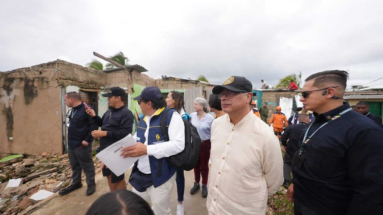 Gustavo Petro visitó San Andrés luego del paso del huracán Julia