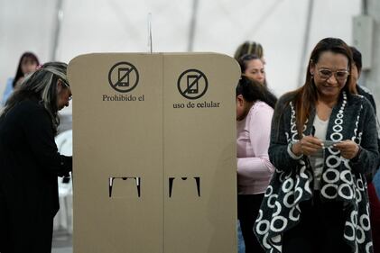 Imágenes de la jornada electoral en Antioquia: ciudadanos votando, jurados de mesa, puestos de votación y el conteo de votos al cierre de las urnas.