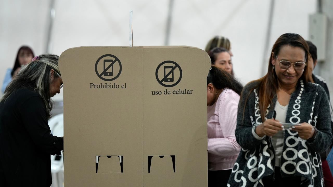 Imágenes de la jornada electoral en Antioquia: ciudadanos votando, jurados de mesa, puestos de votación y el conteo de votos al cierre de las urnas.