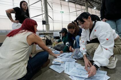 Imágenes de la jornada electoral en Antioquia: ciudadanos votando, jurados de mesa, puestos de votación y el conteo de votos al cierre de las urnas.
