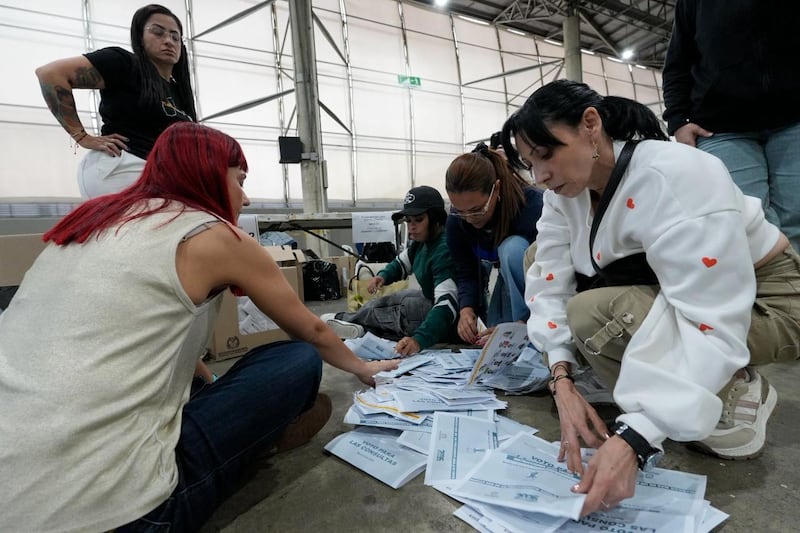 Imágenes de la jornada electoral en Antioquia: ciudadanos votando, jurados de mesa, puestos de votación y el conteo de votos al cierre de las urnas.