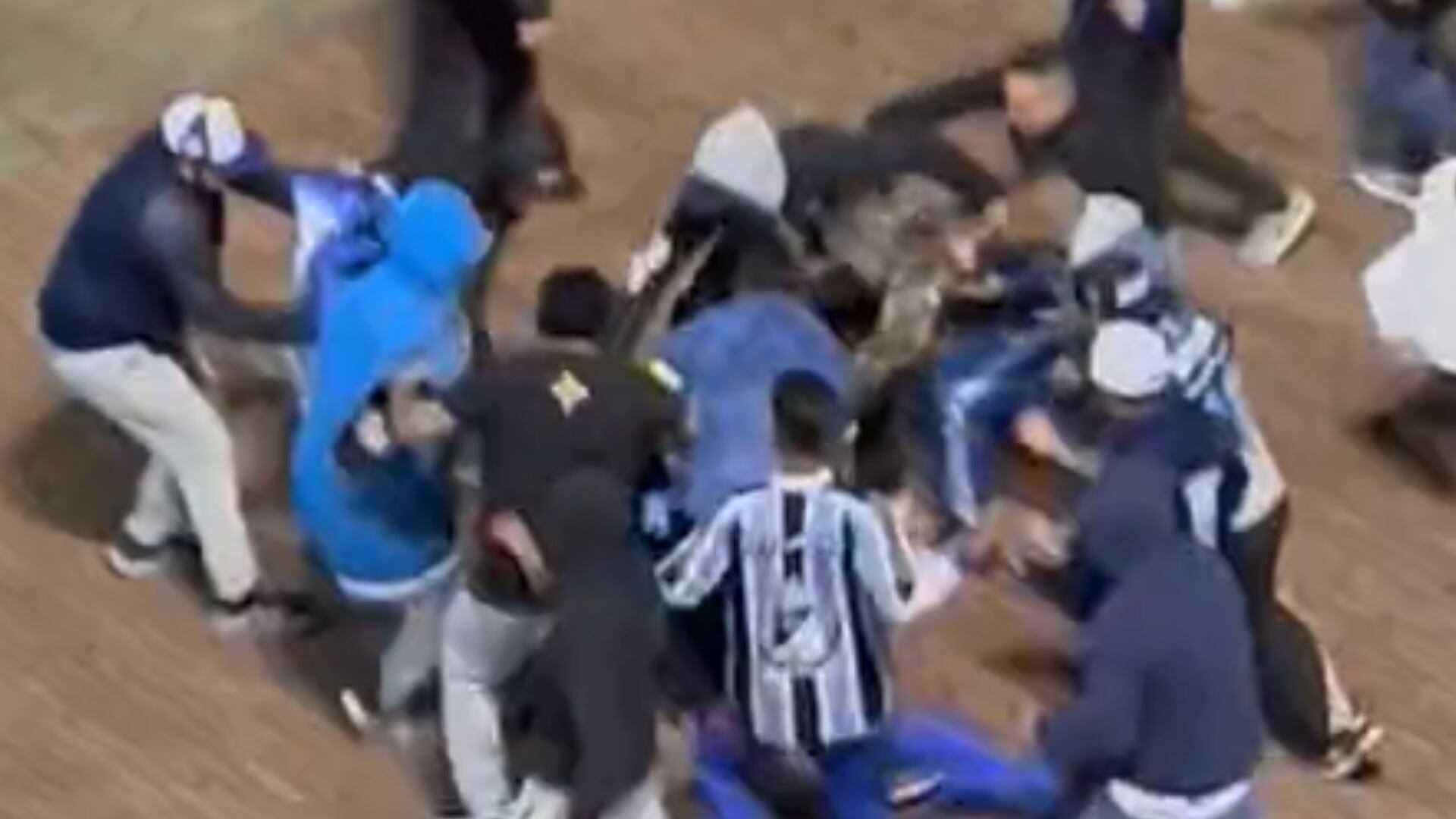 Hinchas de Millonarios atacaron en gavilla a un hombre