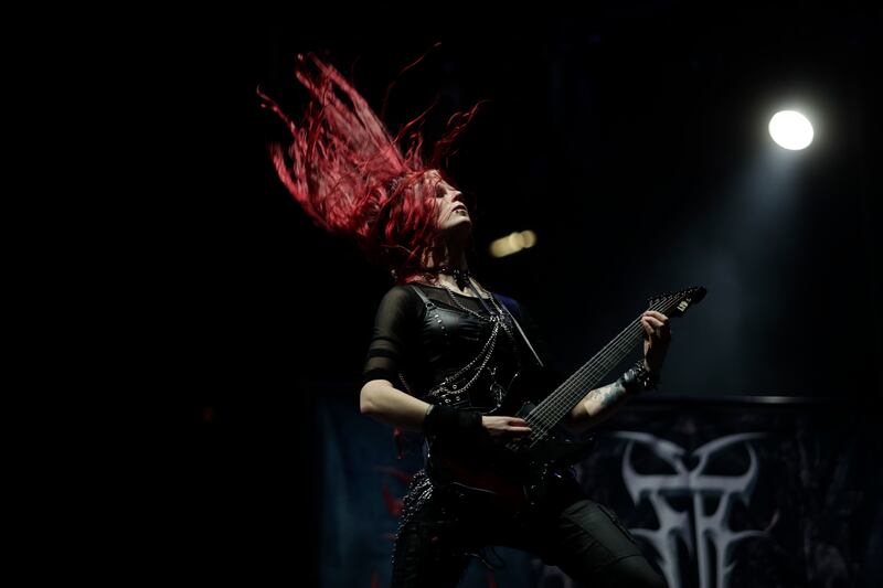 Frantic Amber, de Suecia, durante su presentación en el Festival Rock al Parque 2022 en Bogotá.