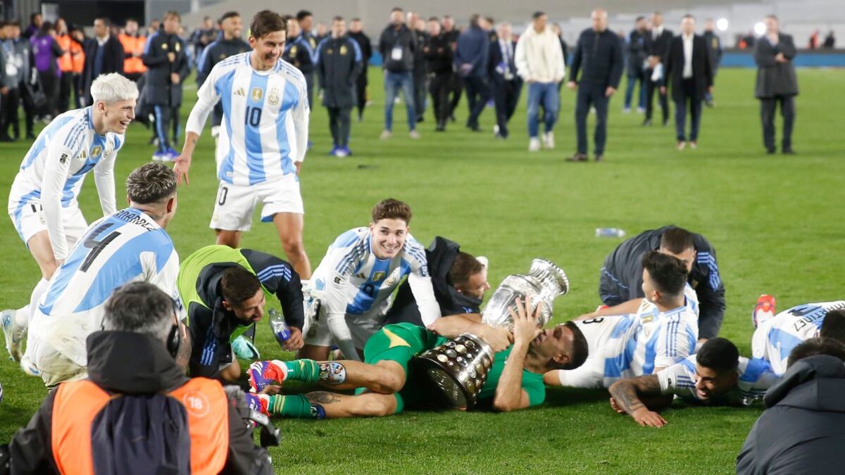 Al ‘Dibu’ Martínez le dejaron otro trofeo a la mano y volvió a armar su show que divide opiniones