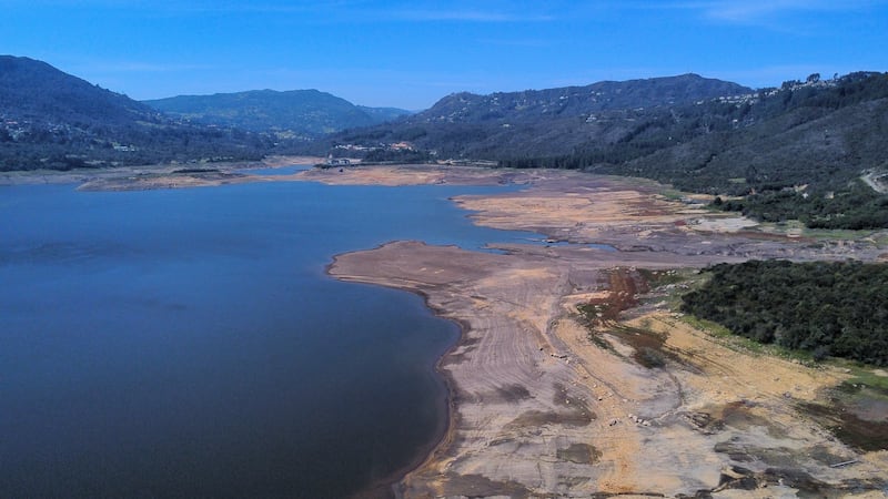 Detalle del bajo nivel de agua en el Embalse de San Rafael, en el municipio de La Calera, Cundinamarca, durante el ‘Fenómeno del Niño’ en abril de 2024