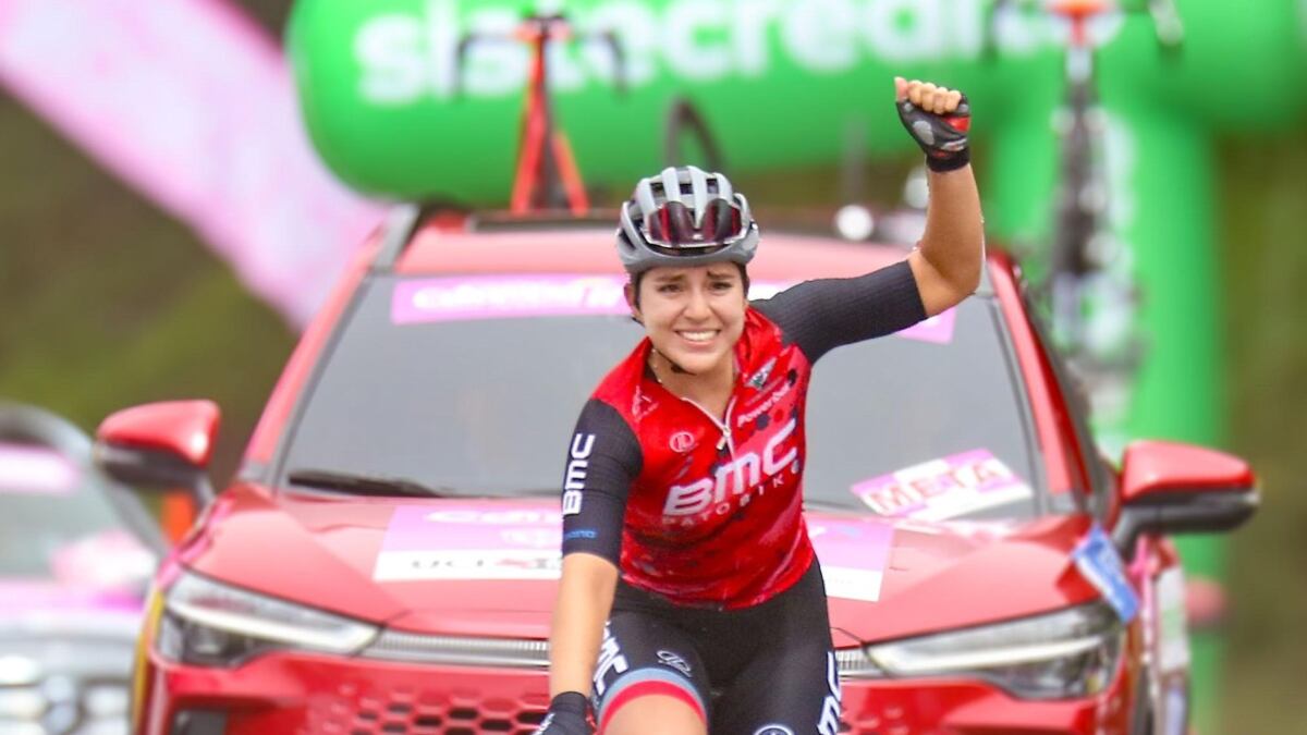 Andrea Ramírez se paró en La Línea y asumió el liderato de la Vuelta a Colombia Femenina