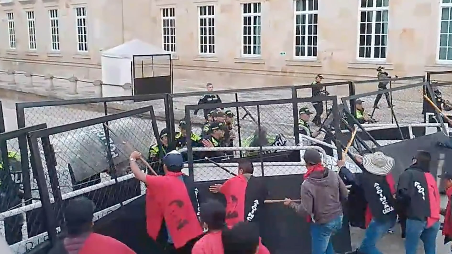 Maestros ASOINCA tratan de derrumbar vallas del Comgreso