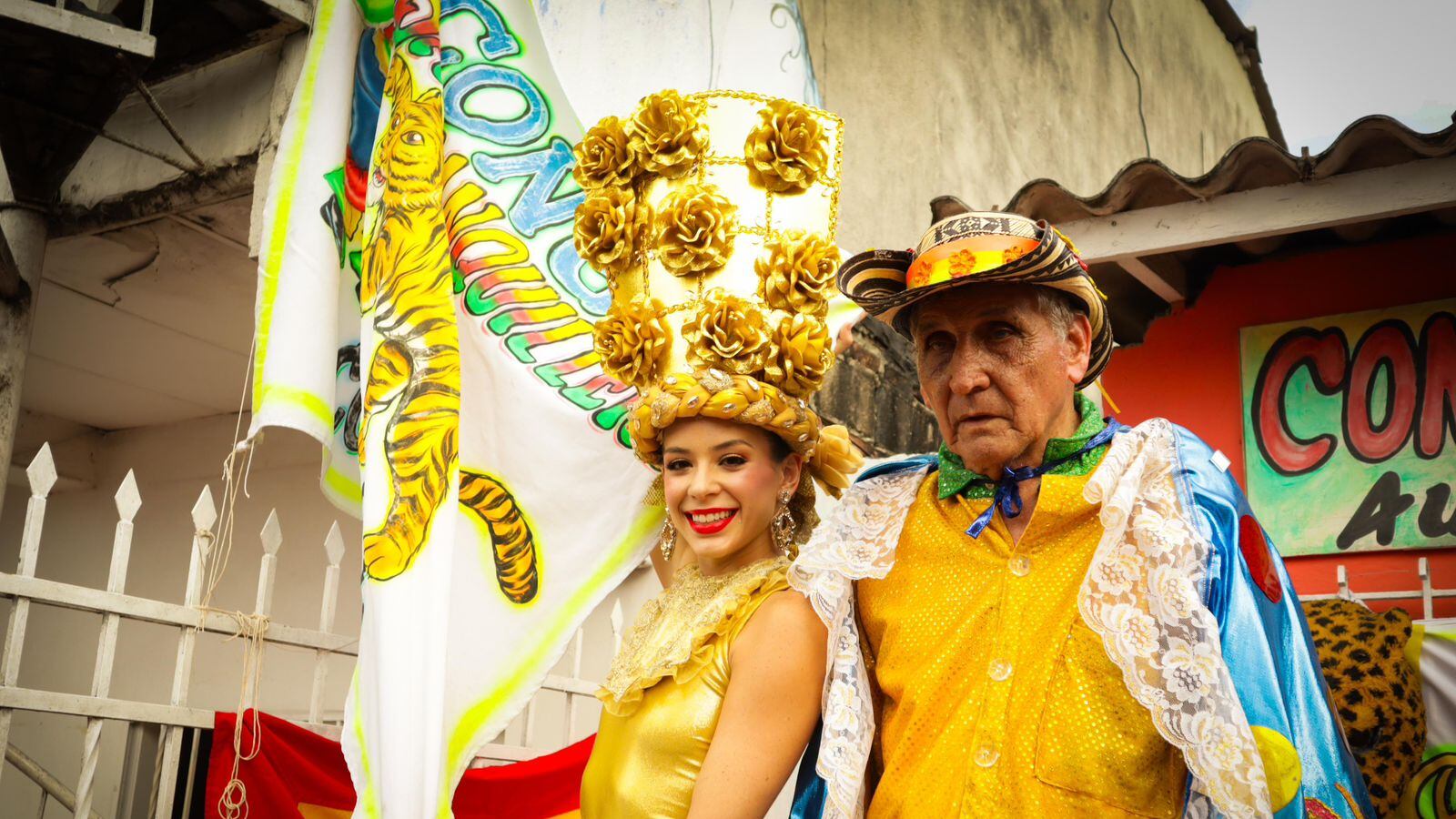 La reina Tatiana izó banderas de grupos folclóricos en el Carnaval de Barranquilla.