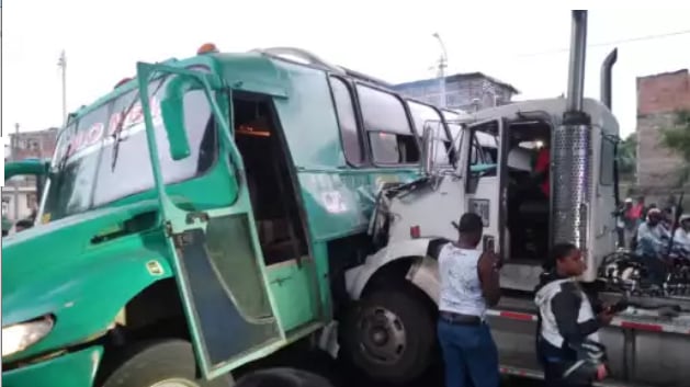 Un accidente de bus escolar dejó a 16 niños heridos en Candelaria, Valle del Cauca.