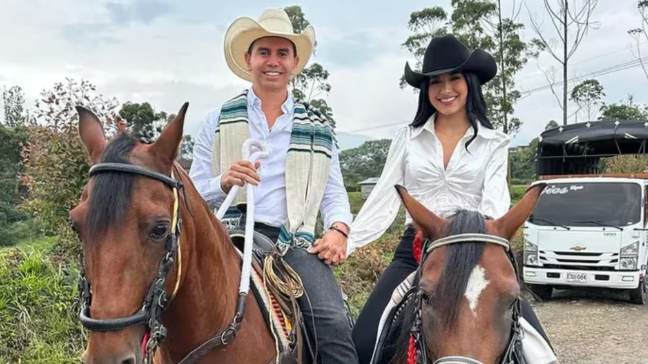 Jhonny Rivera y Jenny López paseando juntos a caballo.