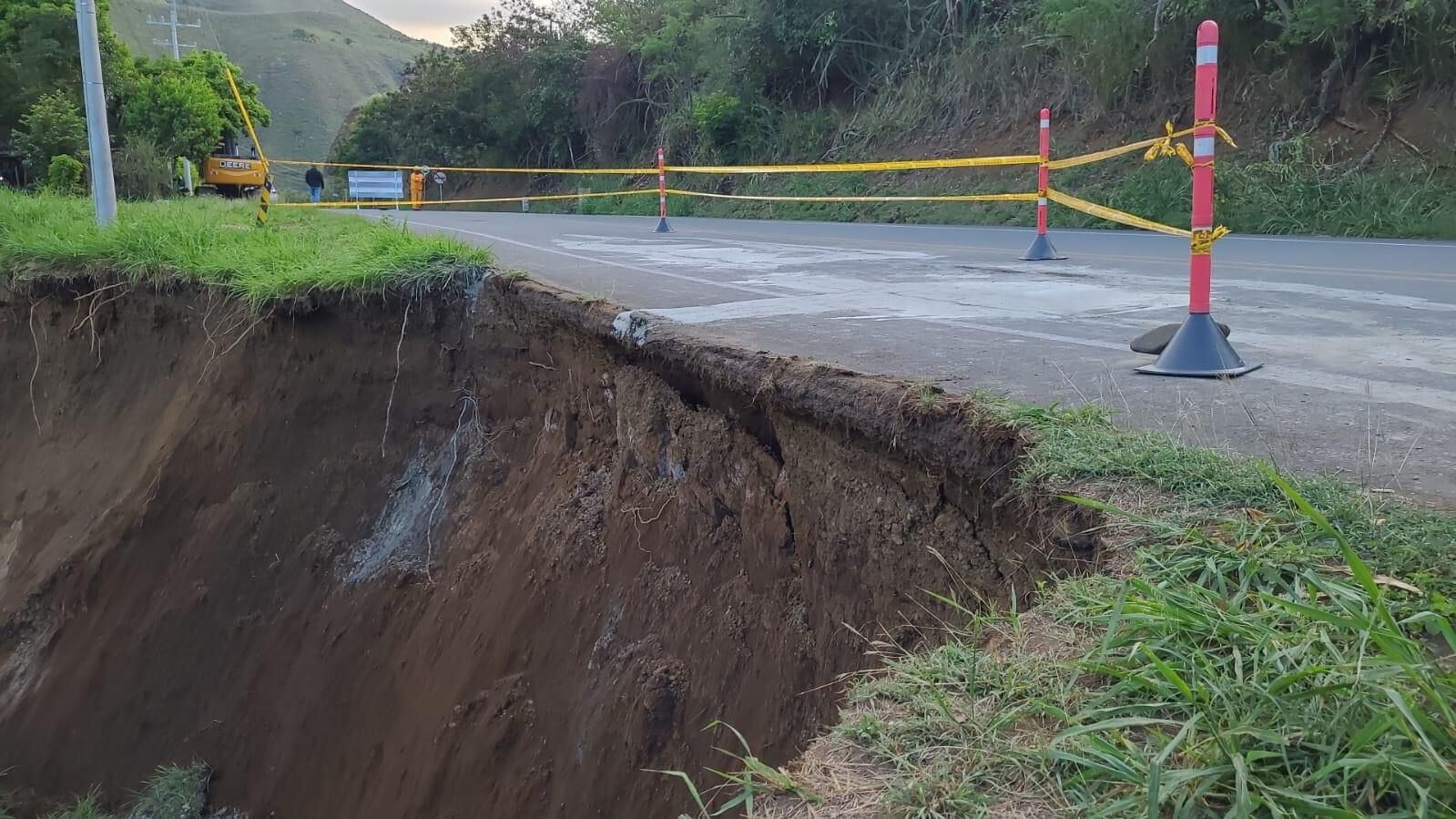 En horas de la tarde del pasado mates 24 de abril se presento un nuevo hundimiento en la vía al mar.
