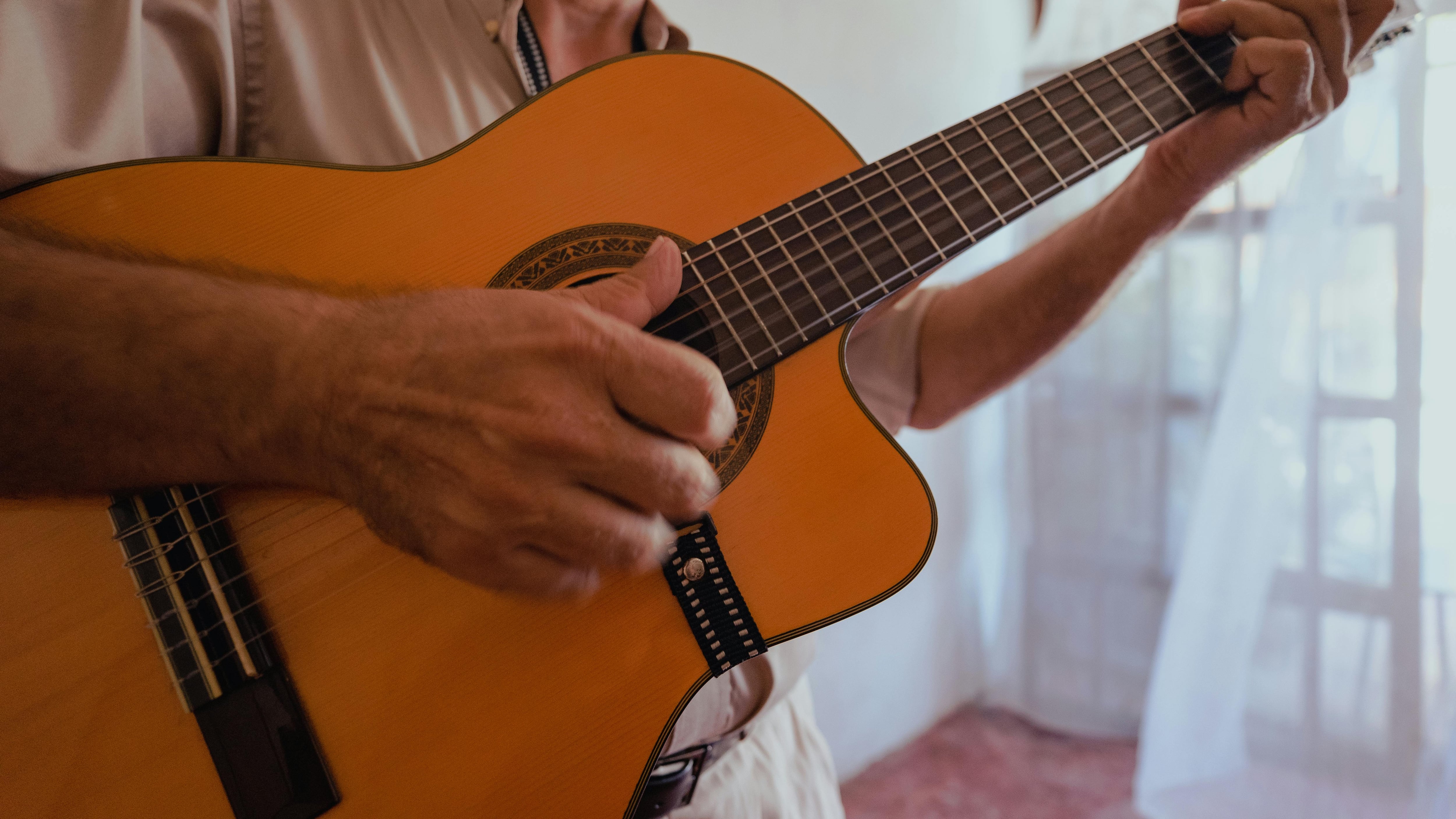 Tocar guitarra